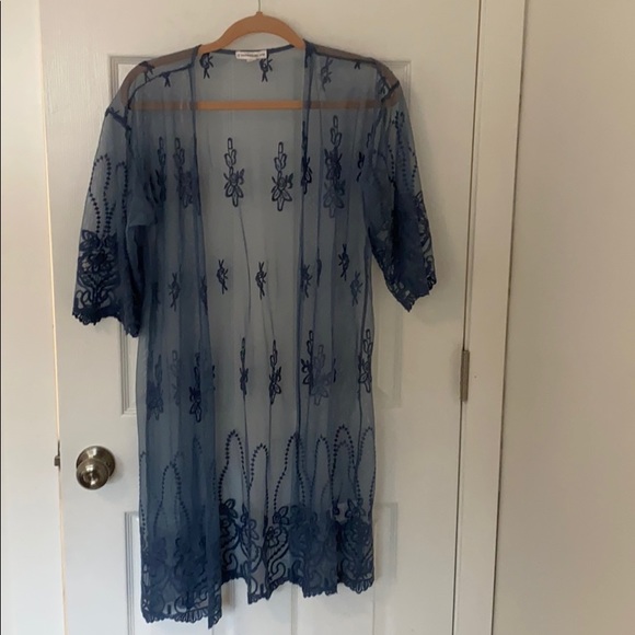 Tops - 💥$3/15 Sheer cover shirt